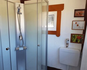 Een haardroger, handdoeken, zeep, shampoo