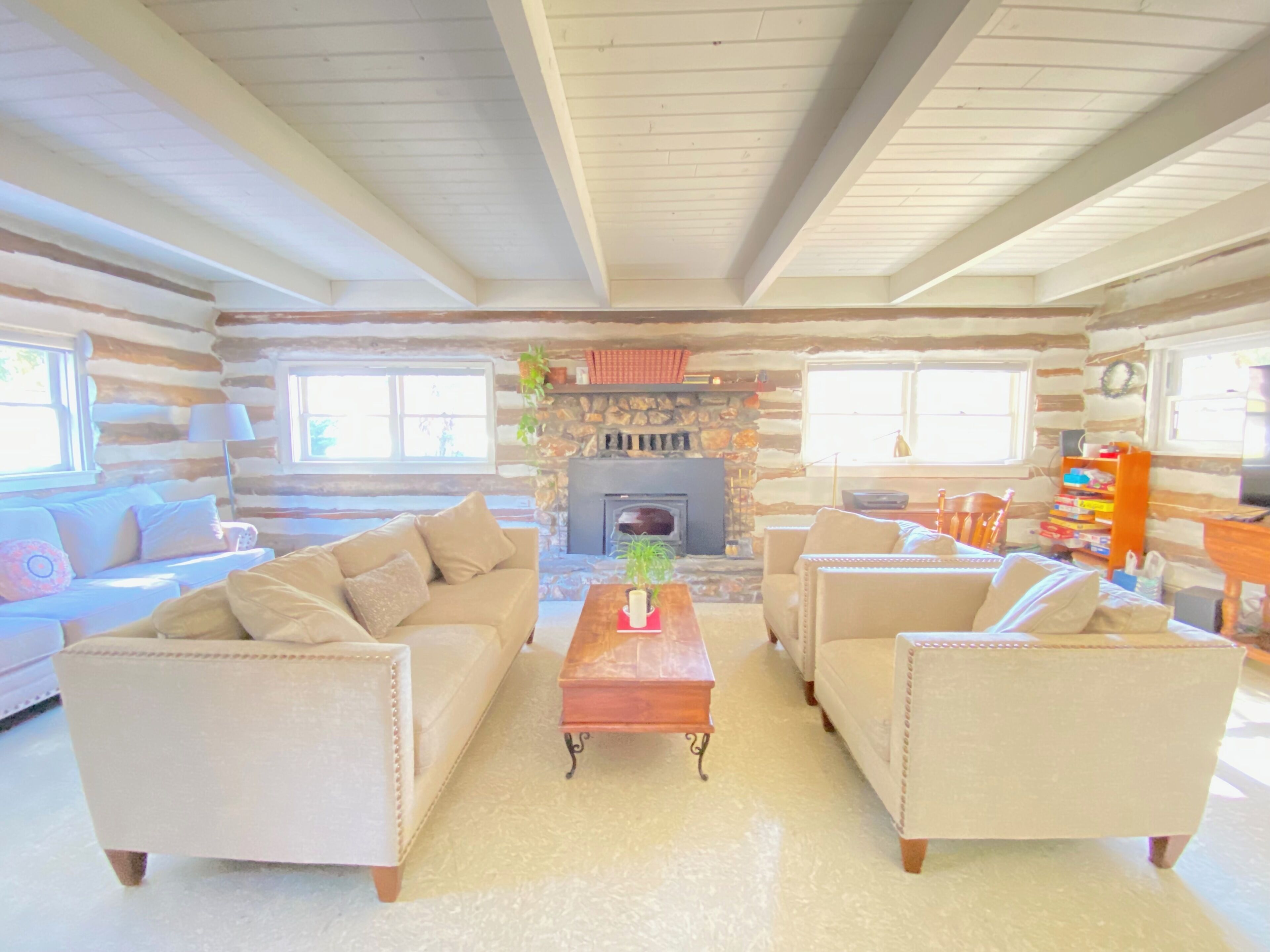 Smart-tv, een open haard, boeken en een printer