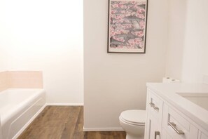 Bathtub, hair dryer, towels, soap - Mountain View: River flowing past hot tub overlooking horse meadows (Kernville)