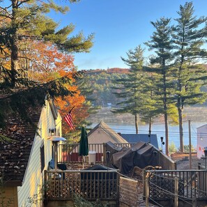 Property grounds - Cozy cottage with beautiful lake views (Alton)