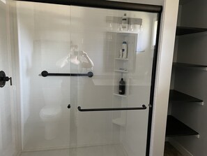 Badewanne, Haartrockner, Handtücher, Seife