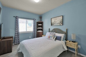 3 bedrooms, iron/ironing board, WiFi, bed sheets - Your peaceable kingdom on the lake in Conroe Texas (Conroe)