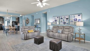 Living area - Your peaceable kingdom on the lake in Conroe Texas (Conroe)
