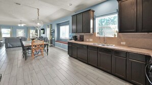 Private kitchen - Your peaceable kingdom on the lake in Conroe Texas (Conroe)