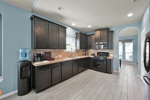 Fridge, microwave, oven, stovetop - Your peaceable kingdom on the lake in Conroe Texas (Conroe)