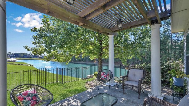 Terrace/patio - Your peaceable kingdom on the lake in Conroe Texas (Conroe)