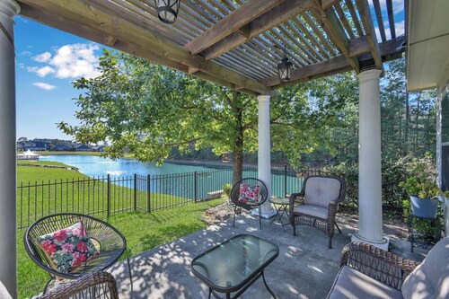 Your peaceable kingdom on the lake in Conroe Texas