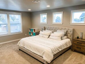 4 Schlafzimmer, Bügeleisen/Bügelbrett, Reisekinderbett, WLAN
