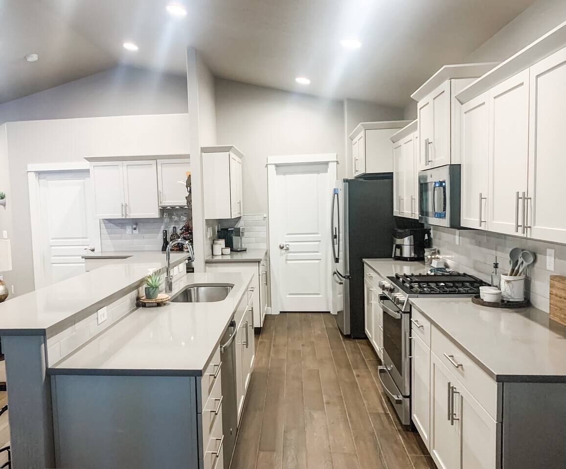 Kjøleskap, mikrobølgeovn, ovn og kokeplater