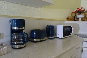 Fridge, microwave, stovetop, coffee/tea maker - Müller's first vacation apartment in the old town of Görlitz (Görlitz)