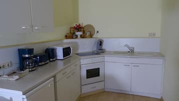Réfrigérateur, micro-ondes, plaque de cuisson, cafetiÚre/bouilloire