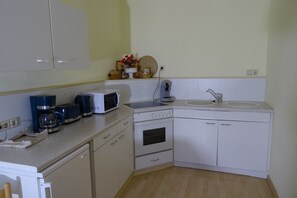 Fridge, microwave, stovetop, coffee/tea maker - Müller's first vacation apartment in the old town of Görlitz (Görlitz)