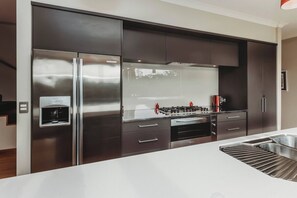 ثلاجة، ميكروويف، فرن، غسالة أطباق