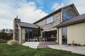 Outdoor dining - Serenity Lodge with River Views (New Plymouth)