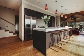 ثلاجة، ميكروويف، فرن، غسالة أطباق