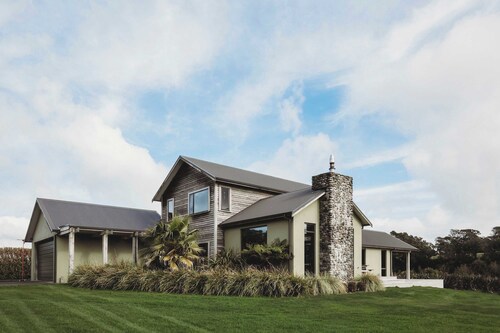 Serenity Lodge with River Views