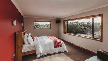 5 bedrooms, iron/ironing board, WiFi, bed sheets