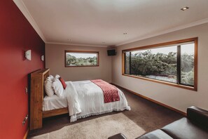 5 bedrooms, iron/ironing board, WiFi, bed sheets - Serenity Lodge with River Views (New Plymouth)