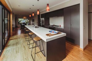 Fridge, microwave, oven, dishwasher - Serenity Lodge with River Views (New Plymouth)