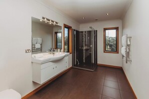 Bathtub, hair dryer, towels - Serenity Lodge with River Views (New Plymouth)