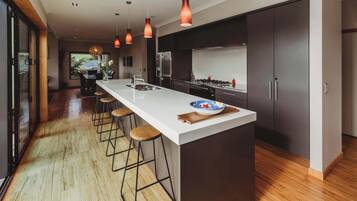 Refrigerador, microondas, horno, lavavajillas