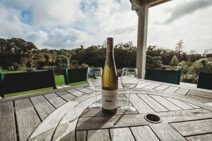 Outdoor dining - Serenity Lodge with River Views (New Plymouth)