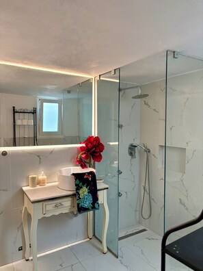 Shower, jetted bath, hair dryer, towels