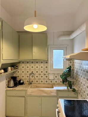 Réfrigérateur, micro-ondes, four, plaque de cuisson