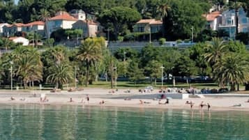 Chaises longues, serviettes de plage