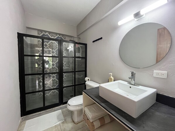 Chuveiro, secador de cabelo, toalhas de banho, sabonete