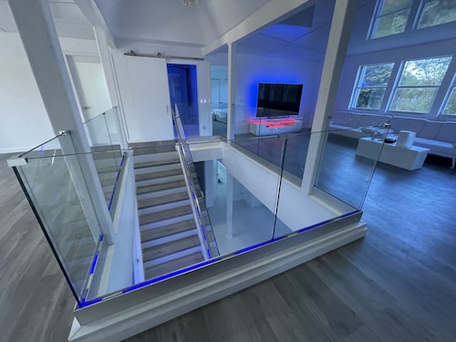 Modern home with Swimming pool and 5 acre lot