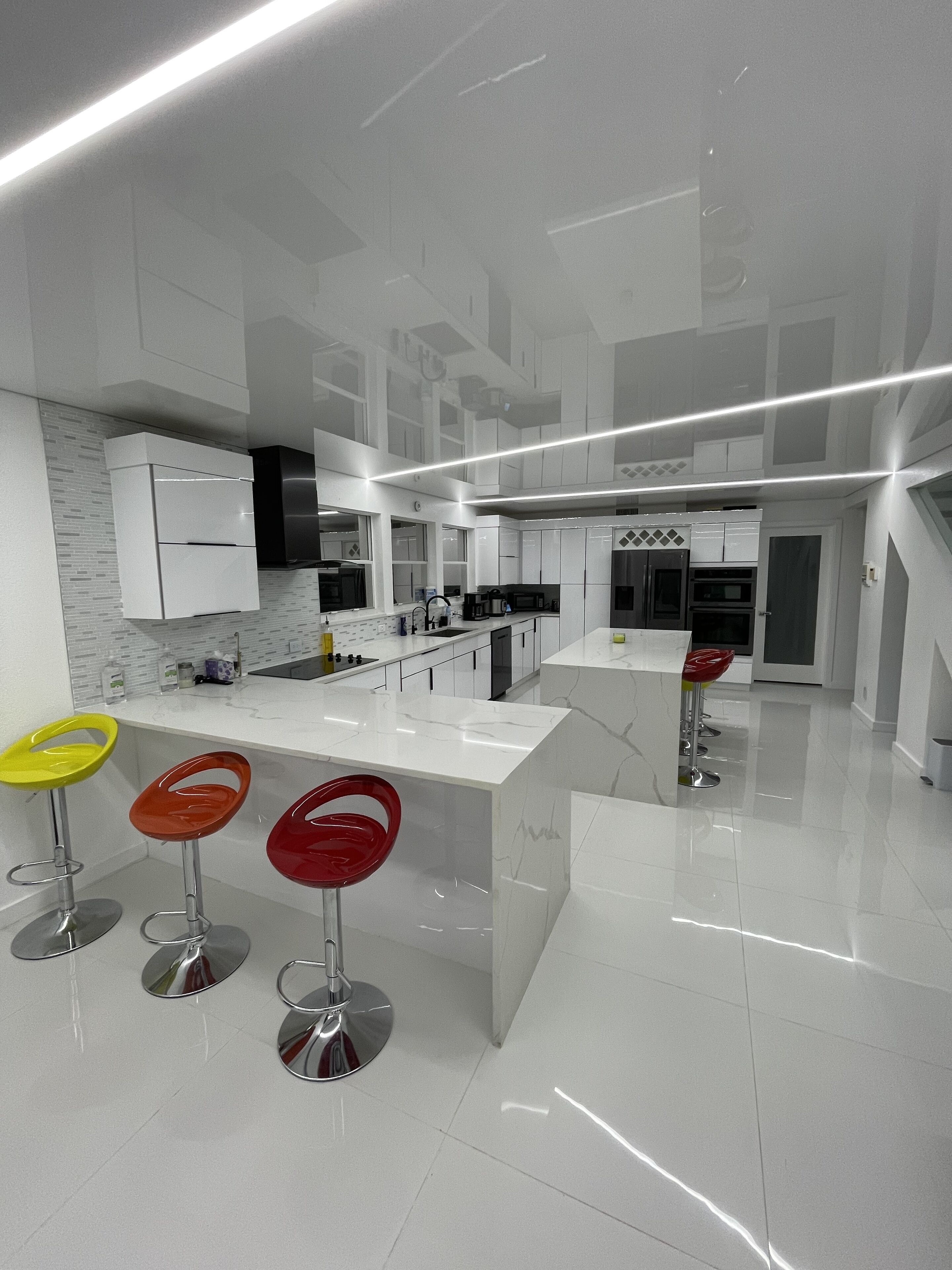 Réfrigérateur, four à micro-ondes, un four, surface de cuisson