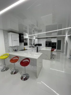 Jääkaappi, mikroaaltouuni, uuni, liesi