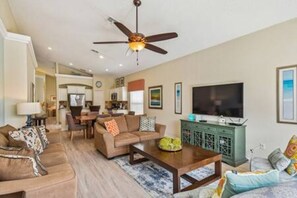 TV - 4BR Pool Home w/ 2 Suites Near Disney (Clermont)