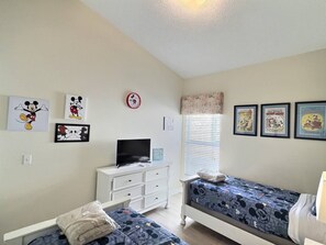 5 bedrooms, iron/ironing board, WiFi, bed sheets