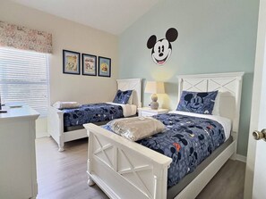 5 bedrooms, iron/ironing board, WiFi, bed sheets