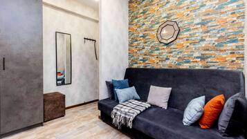 Apartment | Wohnbereich | 32-Zoll-LCD-Fernseher mit Kabelempfang, Fernseher, aktuelle Filme