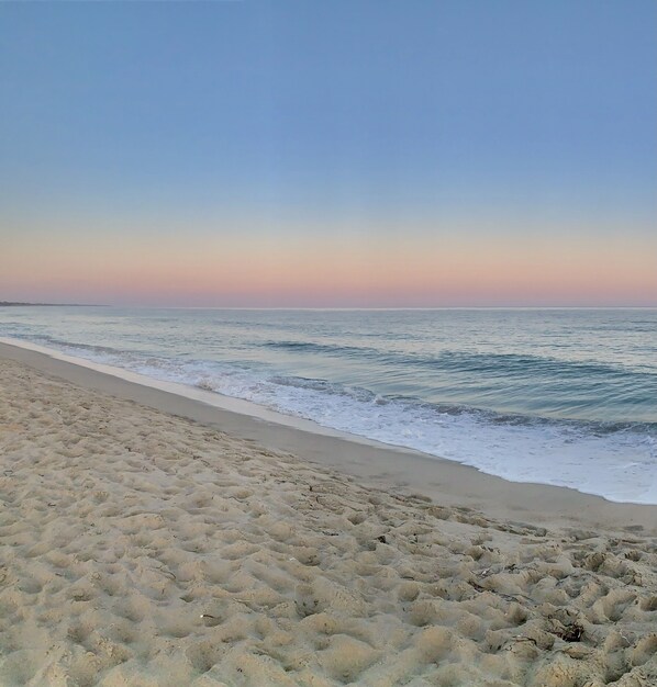 Ligstoelen aan het strand