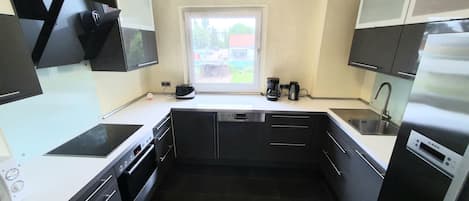 Køleskab, mikrobølgeovn, ovn, kogeplade