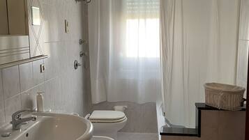 SĂšche-cheveux, serviettes fournies, savon, papier toilette