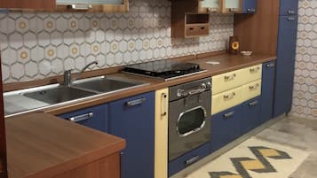 Frigorifero, forno, piano cottura, bollitore elettrico