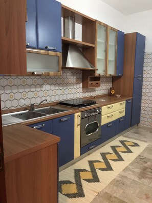 Jääkaappi, uuni, liesi, vedenkeitin