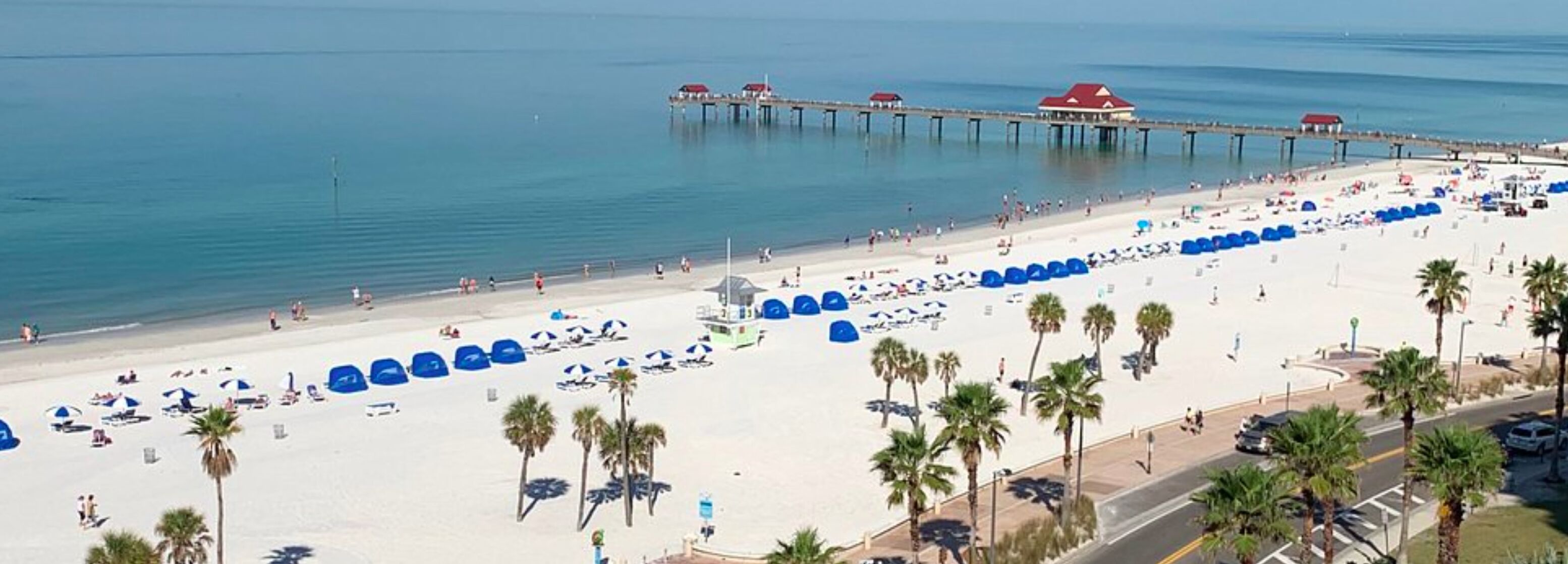 Chaises longues, serviettes de plage