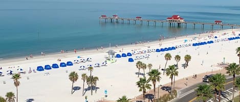 Chaises longues, serviettes de plage