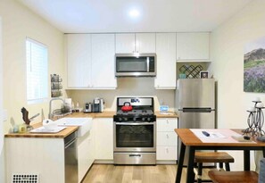 Réfrigérateur, four à micro-ondes, un four, surface de cuisson