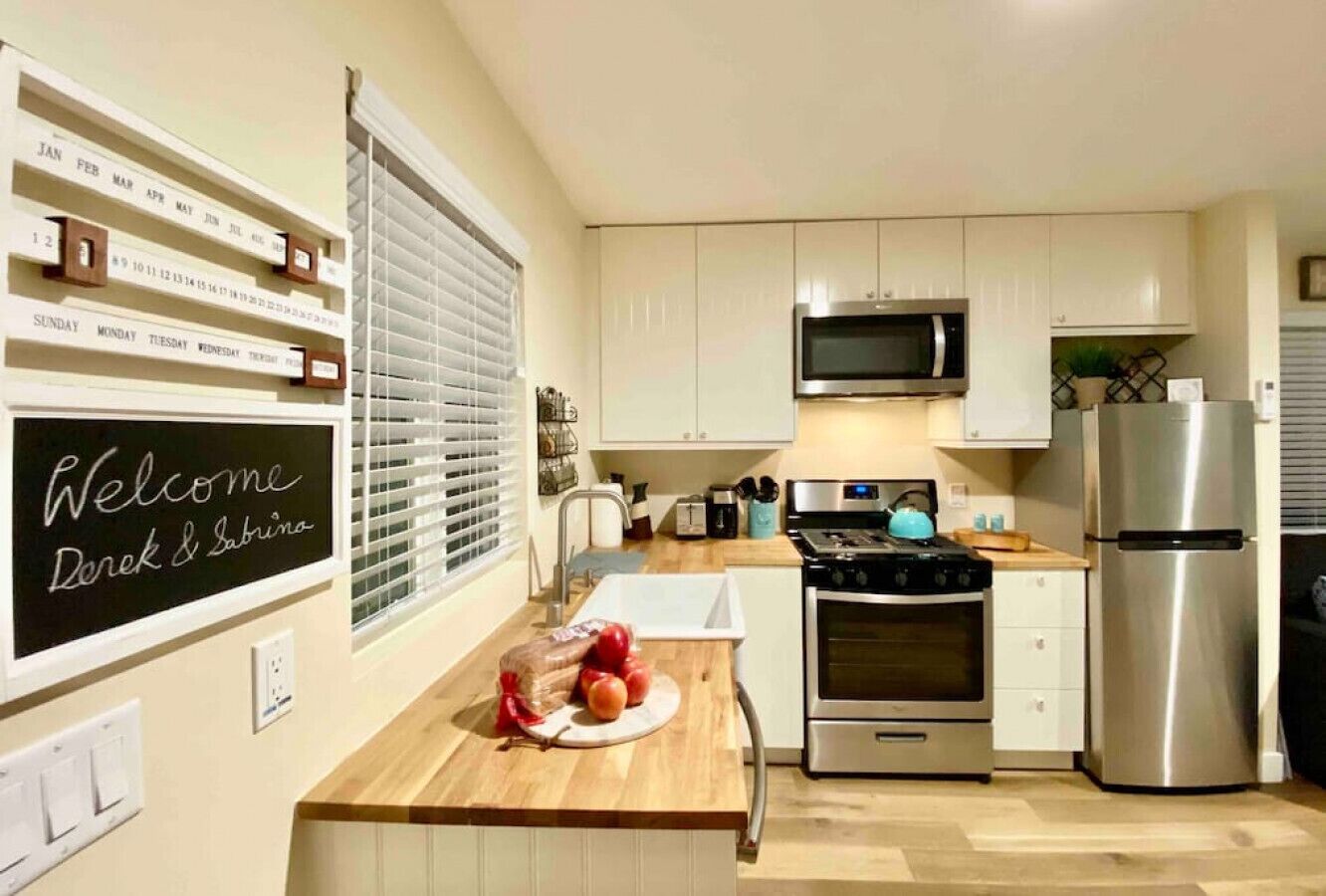 Kjøleskap, mikrobølgeovn, ovn og kokeplater