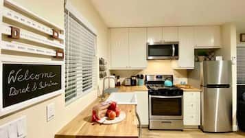 Een koelkast, een magnetron, een oven, een kookplaat