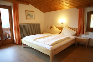 4 bedrooms, travel cot, free WiFi, bed sheets
