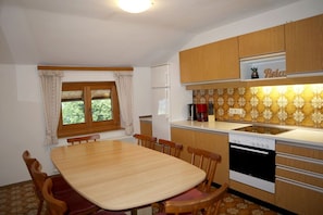 Refrigerador, parrilla de estufa, lavavajillas y cafetera y tetera 