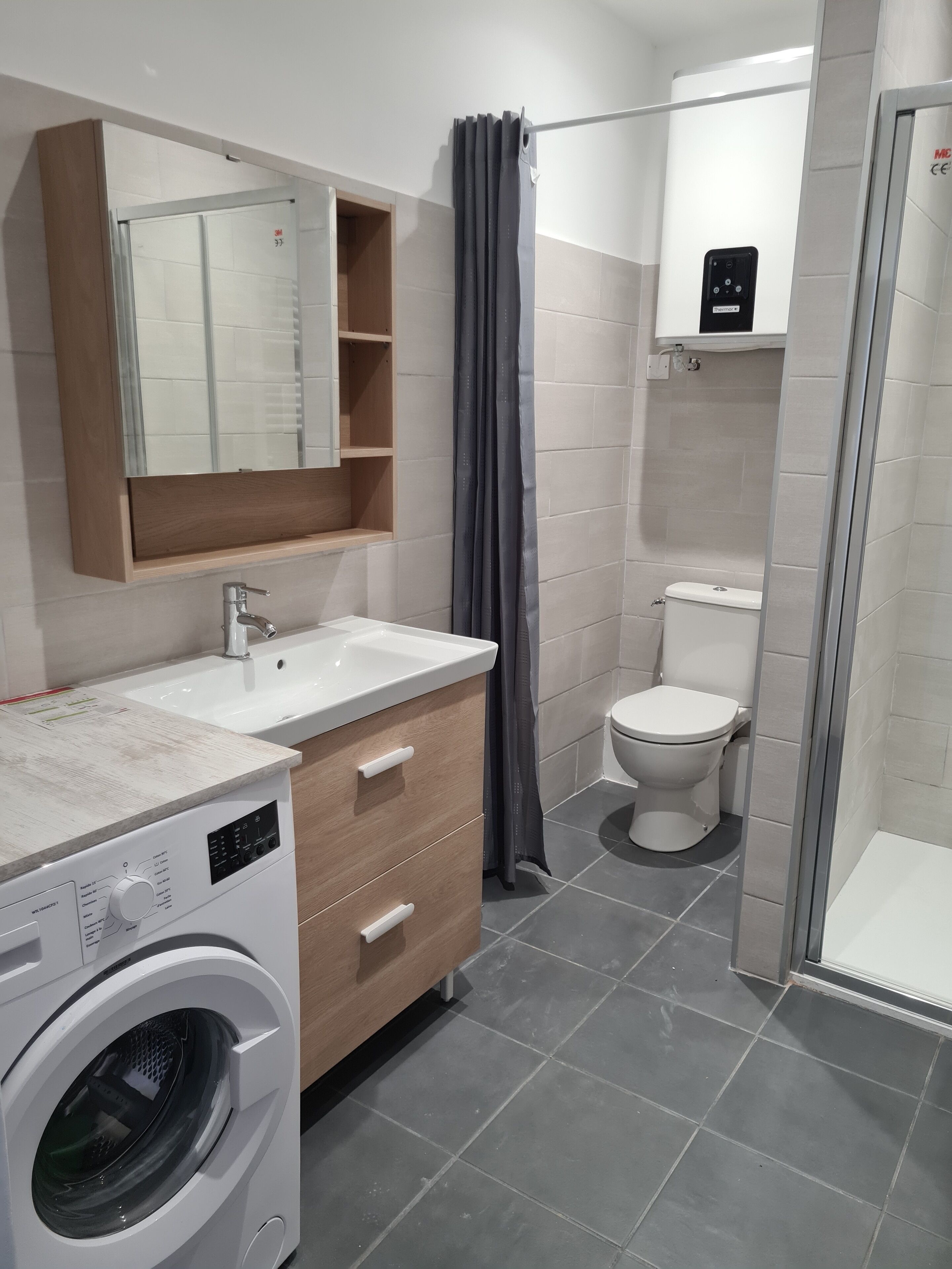 Een douche, een haardroger, handdoeken, toiletpapier